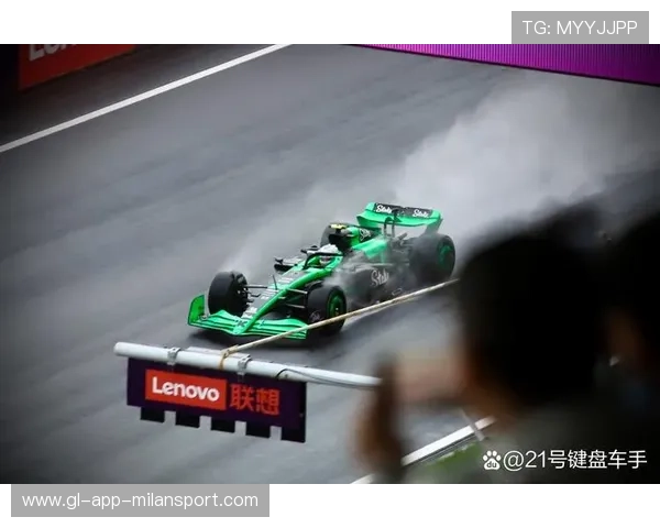 F1现场大风吹走广告牌，差点砸到赛车